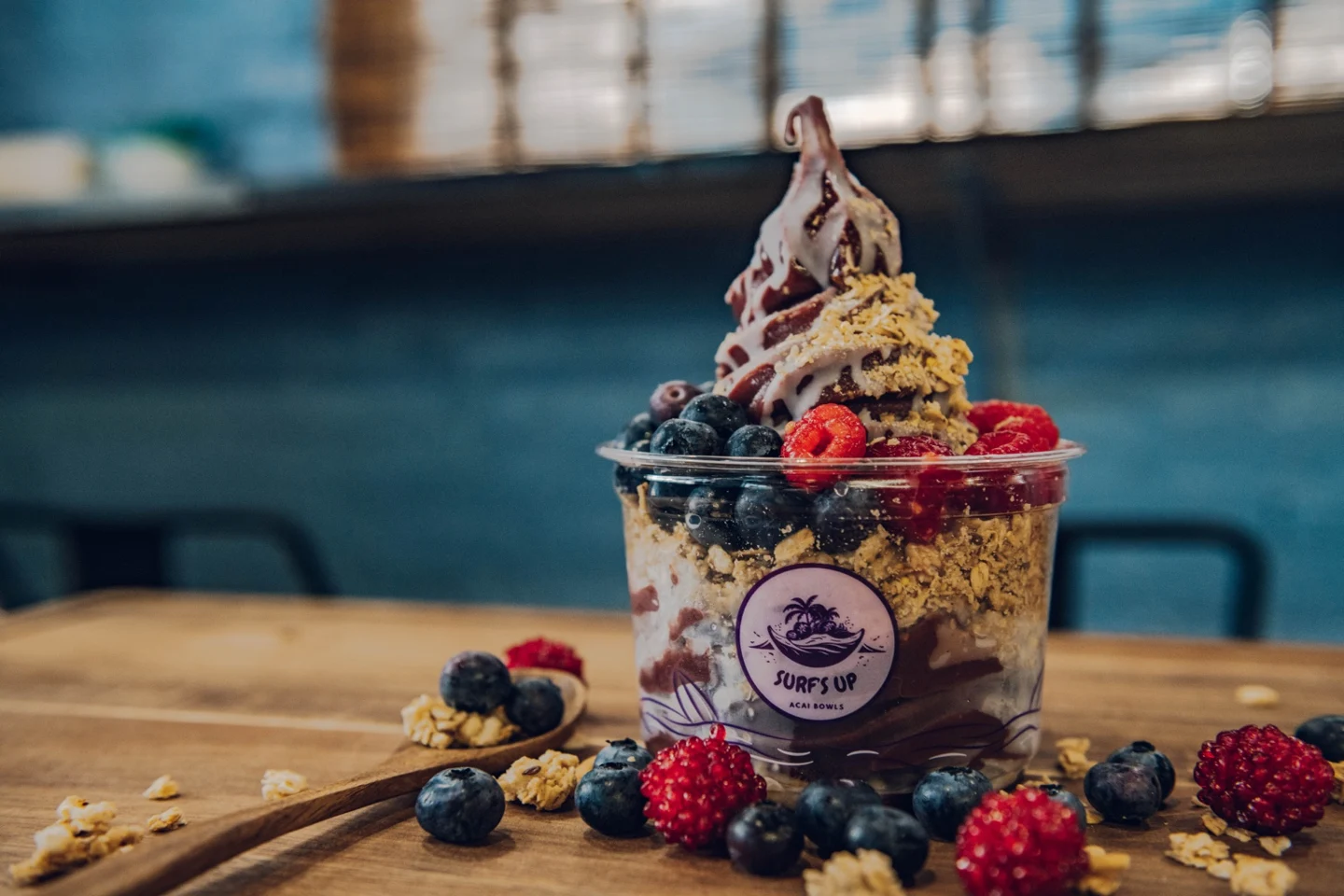 Berry-topped açaí swirl with granola and creamy drizzle