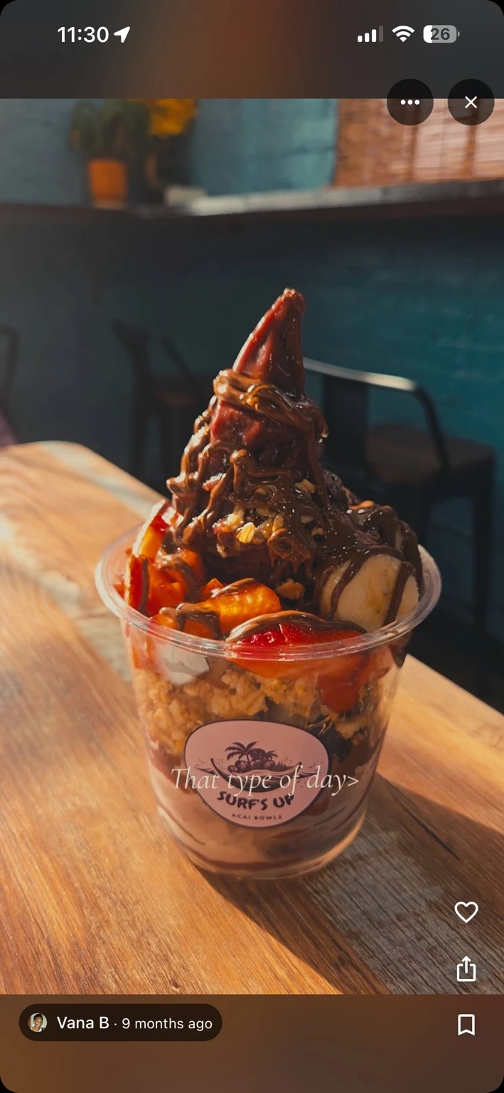 Açaí bowl photographed by Vana B.